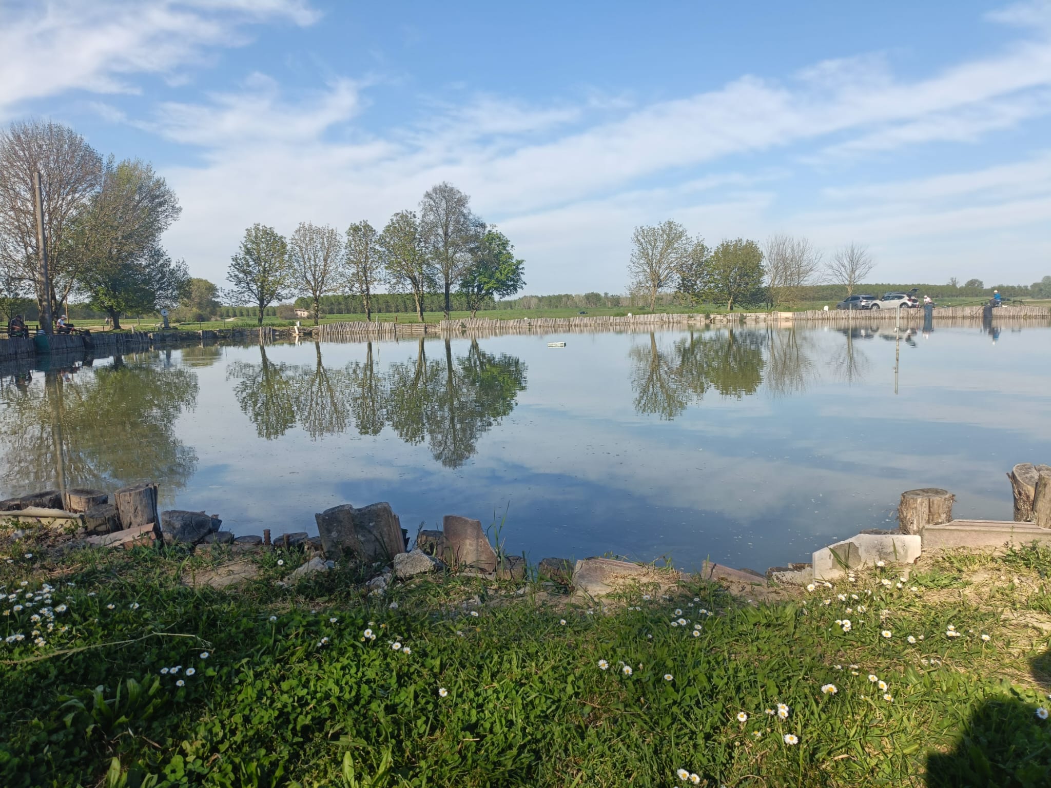 Area esterna del lago con tavolini