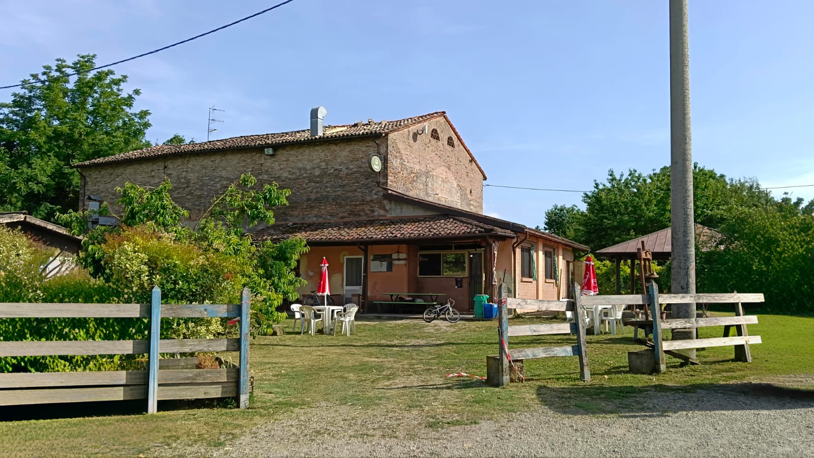Ingresso e vista esterna del locale